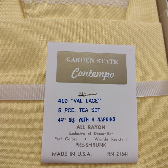 Vintage 5 pc Tea Set of Contempo Yellow Tablecloth +Napkins in Original Gift Box - Picture 4 of 5